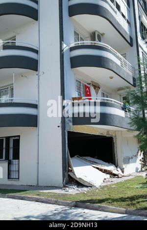 Izmir, Turchia - 31 ottobre 2020: Edificio danneggiato nel terremoto nel distretto di Manavkuyu Bayrakli Izmir Turchia. Foto Stock