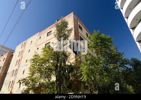 Izmir, Turchia - 2 novembre 2020: Edificio danneggiato nel terremoto del 30 ottobre nel distretto di Kazim Dirik Bornova Izmir Turchia., Foto Stock