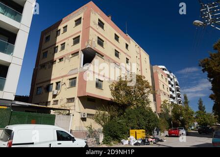 Izmir, Turchia - 2 novembre 2020: Edificio danneggiato nel terremoto del 30 ottobre nel distretto di Kazim Dirik Bornova Izmir Turchia., Foto Stock