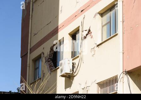 Izmir, Turchia - 2 novembre 2020: Edificio danneggiato nel terremoto del 30 ottobre nel distretto di Kazim Dirik Bornova Izmir Turchia., Foto Stock