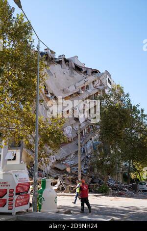 Izmir, Turchia - il 2020 ottobre 31 terremoto del 30 ottobre 2020 nel Mar Egeo ha colpito gli edifici di Izmir. Edificio danneggiato a Izmir Bayrakli Manav Foto Stock