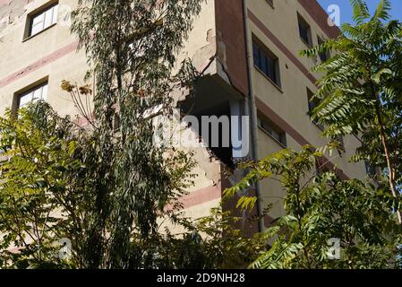 Izmir, Turchia - 2 novembre 2020: Edificio danneggiato nel terremoto del 30 ottobre nel distretto di Kazim Dirik Bornova Izmir Turchia., Foto Stock