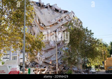 Izmir, Turchia - il 2020 ottobre 31 terremoto del 30 ottobre 2020 nel Mar Egeo ha colpito gli edifici di Izmir. Edificio danneggiato a Izmir Bayrakli Manav Foto Stock