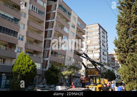 Izmir, Turchia - il 2020 ottobre 31 terremoto del 30 ottobre 2020 nel Mar Egeo ha colpito gli edifici di Izmir. Edificio Yilmaz Erbek danneggiato a Smirne B. Foto Stock