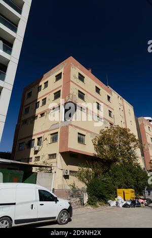 Izmir, Turchia - 2 novembre 2020: Edificio danneggiato nel terremoto del 30 ottobre nel distretto di Kazim Dirik Bornova Izmir Turchia., Foto Stock