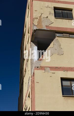 Izmir, Turchia - 2 novembre 2020: Edificio danneggiato nel terremoto del 30 ottobre nel distretto di Kazim Dirik Bornova Izmir Turchia., Foto Stock