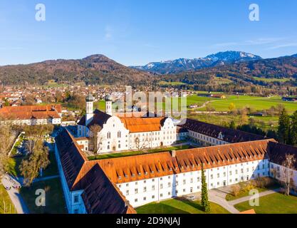 Abbazia di Benediktbeuern, destra Benediktenwand, Tölzer Terra, immagine del drone, colline alpine, alta Baviera, Baviera, Germania Foto Stock