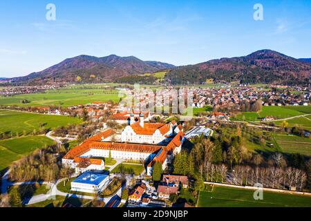 Benediktbeuern monastero e villaggio Benediktbeuern, Tölzer Terra, immagine drone, colline alpine, alta Baviera, Baviera, Germania Foto Stock