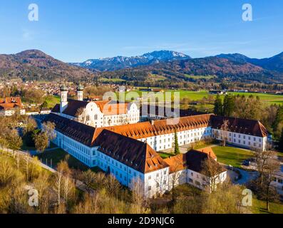 Monastero di Benediktbeuern, nella parte posteriore di Benedikttenwand, Tölzer Land, drone image, prefettura alpina, alta Baviera, Baviera, Germania Foto Stock