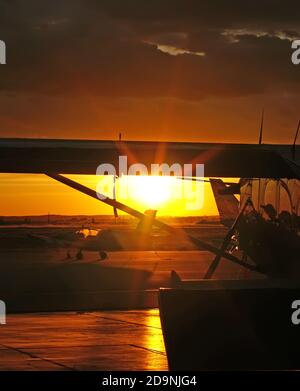 Paracadutismo aereo tramonto al campo d'aviazione Foto Stock