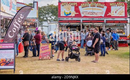 SARINA, QUEENSLAND, AUSTRALIA - 2019 AGOSTO: Folla di persone che si godono il locale show country Foto Stock