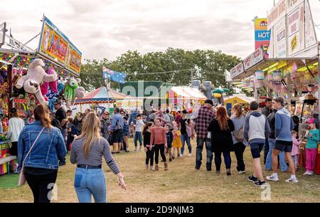 SARINA, QUEENSLAND, AUSTRALIA - 2019 AGOSTO: Folla di persone che si godono il locale show country Foto Stock