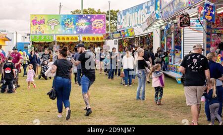 SARINA, QUEENSLAND, AUSTRALIA - 2019 AGOSTO: Folla di persone che si godono il locale show country Foto Stock