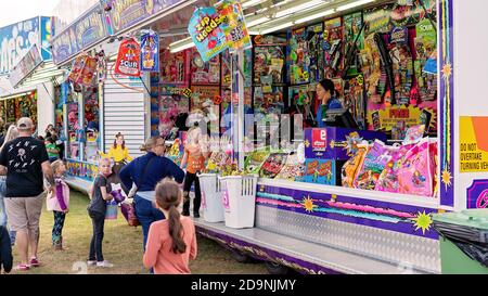 SARINA, QUEENSLAND, AUSTRALIA - 2019 AGOSTO: Folla di persone che si godono il locale show country Foto Stock