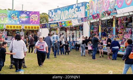 SARINA, QUEENSLAND, AUSTRALIA - 2019 AGOSTO: Folla di persone che si godono il locale show country Foto Stock