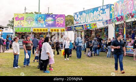 SARINA, QUEENSLAND, AUSTRALIA - 2019 AGOSTO: Folla di persone che si godono il locale show country Foto Stock