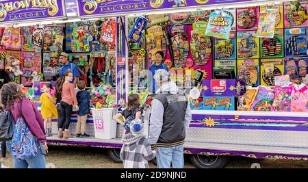 SARINA, QUEENSLAND, AUSTRALIA - 2019 AGOSTO: Folla di persone che si godono il locale show country Foto Stock