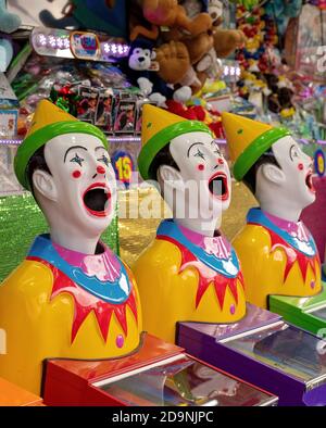 SARINA, QUEENSLAND, AUSTRALIA - AGOSTO 2019: Gioco di clown sul vicolo del sideshow al Sarina locale mostra di paese Foto Stock