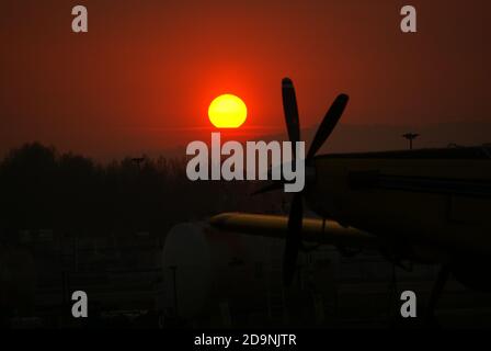 Paracadutismo aereo tramonto al campo d'aviazione Foto Stock