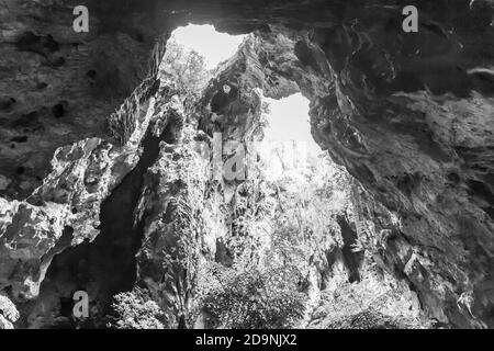 Un camino leggero che passa attraverso una grotta con stalattiti e stalagmiti alla grotta Tham Phraya Nakhon, nella provincia di Prachuap Khiri Khan, Foto Stock