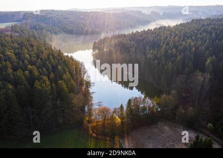 Thanninger Weiher alla luce del mattino, vicino a Eging, Tölzer Land, immagine del drone, alta Baviera, Baviera, Germania Foto Stock
