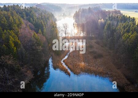 Thanninger Weiher alla luce del mattino, vicino a Eging, Tölzer Land, immagine del drone, alta Baviera, Baviera, Germania Foto Stock