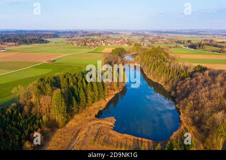 Thanninger Weiher, Thanning, vicino Eging, Tölzer Land, immagine del drone, alta Baviera, Baviera, Germania Foto Stock