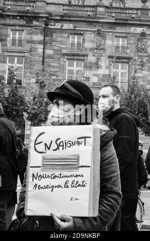 Strasburgo, Francia - 19 ottobre 2020: I bianchi e i neri rendono omaggio all'insegnante di storia Samuel Paty, decapitato il 16 ottobre dopo aver mostrato le caricature del profeta Muhammad in classe Foto Stock