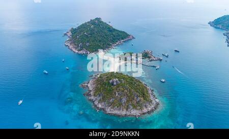 Vista aerea Drone scatto di Koh Nang Yuan bello piccolo isola di surat thani Thailandia Foto Stock