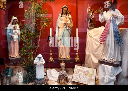 Porcellane cristiane, vetrine, figure di santi, negozio, Palermo, Sicilia, capitale, grande città, Italia Foto Stock
