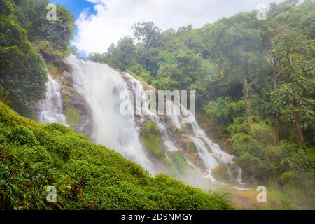 La cascata di Wachirathan è una grande cascata nella foresta profonda su Doi Inthanon, Chiang mai, Thailandia. Foto Stock