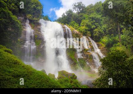 La cascata di Wachirathan è una grande cascata nella foresta profonda su Doi Inthanon, Chiang mai, Thailandia. Foto Stock