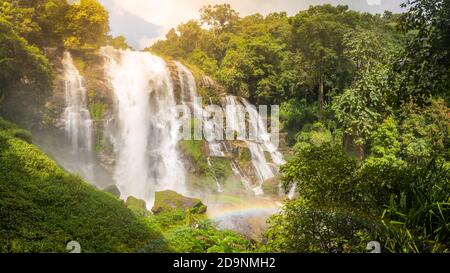 La cascata di Wachirathan è una grande cascata nella foresta profonda su Doi Inthanon, Chiang mai, Thailandia. Foto Stock