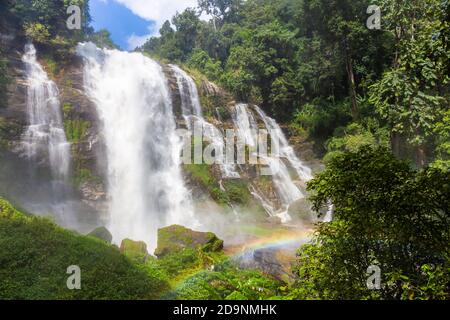 La cascata di Wachirathan è una grande cascata nella foresta profonda su Doi Inthanon, Chiang mai, Thailandia. Foto Stock