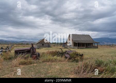 Vecchie macchine agricole e edifici in legno nella casa di Andy Chambers sulla Mormon Row nel Grand Teton National Park nel Wyoming, Stati Uniti. Foto Stock