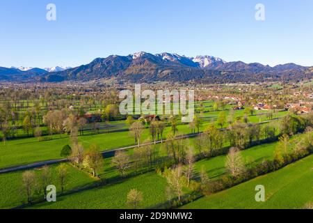 Siepe paesaggio nella valle dell'Isar vicino a Gaißach, nelle montagne posteriori Brauneck e Benediktenwand, Isarwinkel, immagine drone, alta Baviera, Baviera, Germania Foto Stock