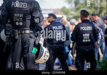 20 settembre 2020, Duesseldorf, Renania settentrionale-Vestfalia, Germania - polizia NRW in servizio a dimostrazione anticorona, dimostrazione contro la politica sanitaria del governo federale e misure volte a limitare la diffusione della pandemia di coronavirus, denari corona, oppositori di vaccini, i sostenitori delle teorie diffuse della cospirazione e gli estremisti di destra dimostrano contro le restrizioni della libertà per contenere la crisi della corona. Foto Stock