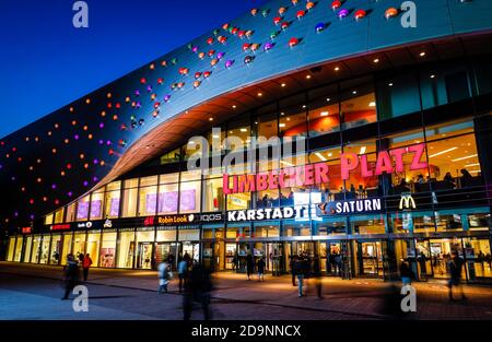 Essen, zona della Ruhr, Renania Settentrionale-Vestfalia, Germania - Limbecker Platz, centro commerciale nel centro della città. Foto Stock