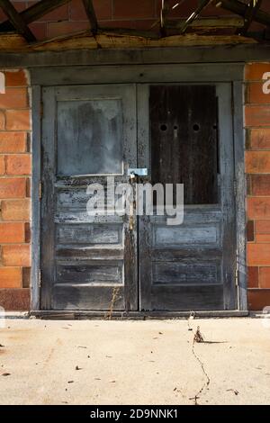 Porte chiuse in un vecchio edificio nel Midwest. Foto Stock