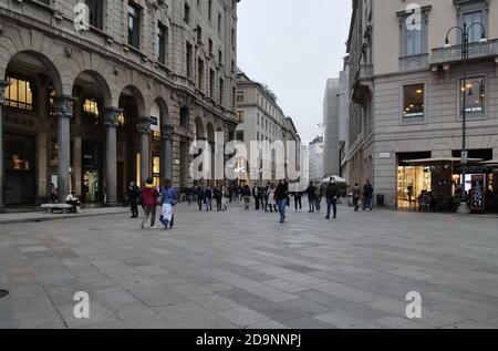 Infezioni da coronavirus in aumento a Milano, vita quotidiana in città durante l'ultimo giorno di normalità prima del blocco, la città lavora regolarmente in attesa di Foto Stock