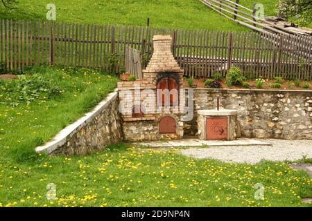 Forno in mattoni all'aperto nella campagna della Romania Foto Stock