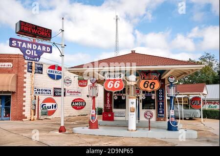 Stazione di benzina antica o antica, pompe, cartelli e petrolana in mostra a Florala Alabama, USA. Foto Stock