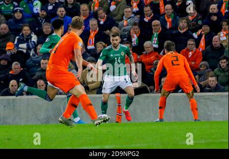 6 novembre 2019. Qualificatore UEFA Euro 2020 allo Stadio Nazionale di Calcio al Windsor Park, Belfast. Irlanda del Nord 0 Paesi Bassi 0. Il calciatore internazionale dell'Irlanda del Nord Stuart Dallas (14) in campo per l'Irlanda del Nord. Foto Stock