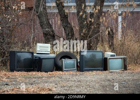 rifiuti di riciclaggio elettronico, pile di vecchi televisori, vecchi computer, vecchia tecnologia in attesa di riciclaggio Foto Stock