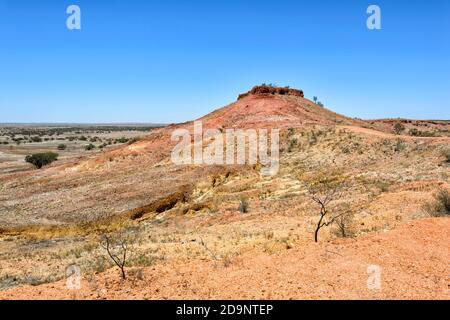 Vista panoramica delle mesas a Cawnporo Lookout, Lilleyvale Hills, lungo la Kennedy Developmental Road, tra Boulia e Middleton, Queensland, QLD, Austr Foto Stock