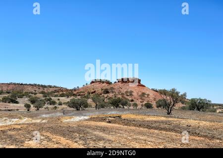 Vista panoramica delle mesas a Cawnporo Lookout, Lilleyvale Hills, lungo la Kennedy Developmental Road, tra Boulia e Middleton, Queensland, QLD, Austr Foto Stock