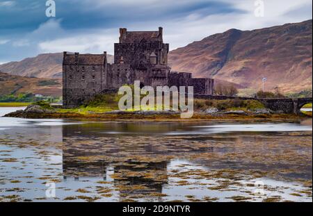 Gran Bretagna, Scozia, Highlands, Castello di Eilean Donan sul Loch Duich Foto Stock