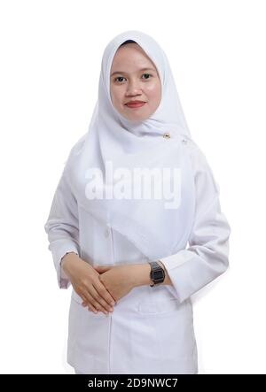 Felice infermiera o dottoressa musulmana asiatica di successo, sorridente con fiducia, isolata su bianco Foto Stock