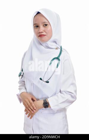 Felice infermiera o dottoressa musulmana asiatica di successo, sorridente con fiducia, isolata su bianco Foto Stock