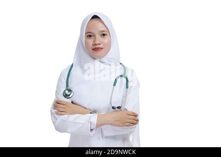 Felice infermiera o dottoressa musulmana asiatica di successo, sorridente con le braccia incrociate, isolato su bianco Foto Stock